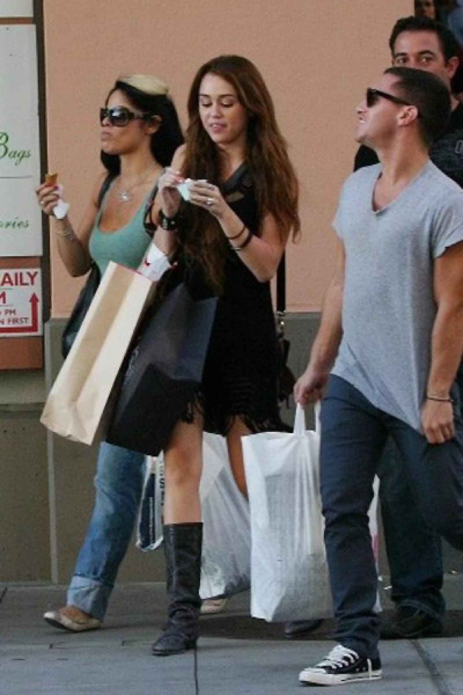 Miley Cyrus pasea con sus amigos mientras saborea un helado.