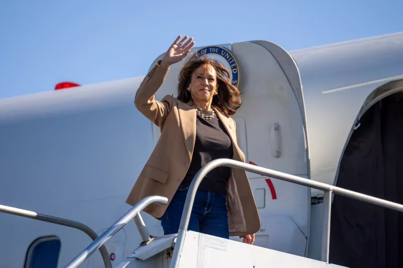 La candidata presidencial demócrata, la vicepresidenta de Estados Unidos, Kamala Harris, saluda mientras aborda su avión en el Aeropuerto Internacional de Filadelfia el 24 de octubre de 2024 en Filadelfia, Pensilvania.