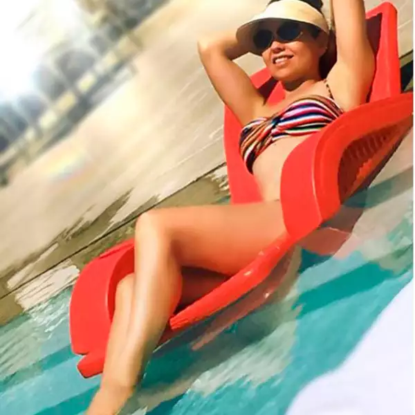 La cantante mexicana Thalía aprovechó el 4 de julio para descansar y broncearse en la alberca.