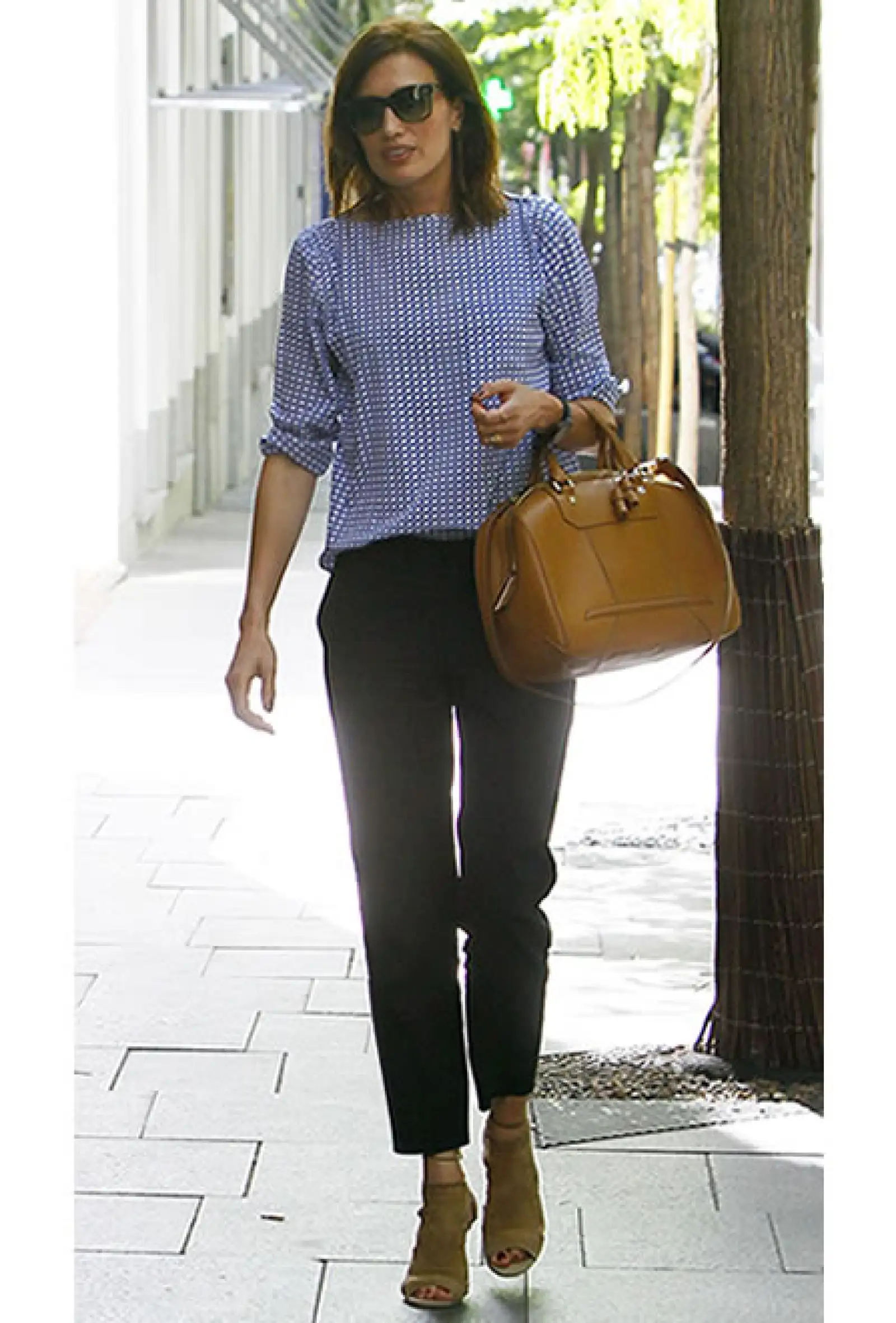 La imagen de Berger Joyeros conquista Madrid con una blusa con estampado Gingham, pantalones capri y zapatos Aquazzura.