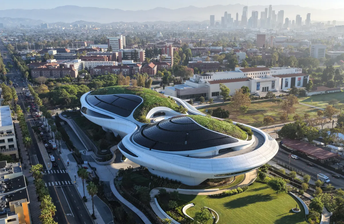 Vista aérea del nuevo Lucas Museum of Narrative Art antes de una presentación para los medios de esta estructura de 300.000 pies cuadrados en Exposition Park, el 2 de septiembre de 2026, en Los Ángeles, California. Fundado por el cineasta George Lucas y su esposa Mellody Hobson, y diseñado por el arquitecto Ma Yansong,