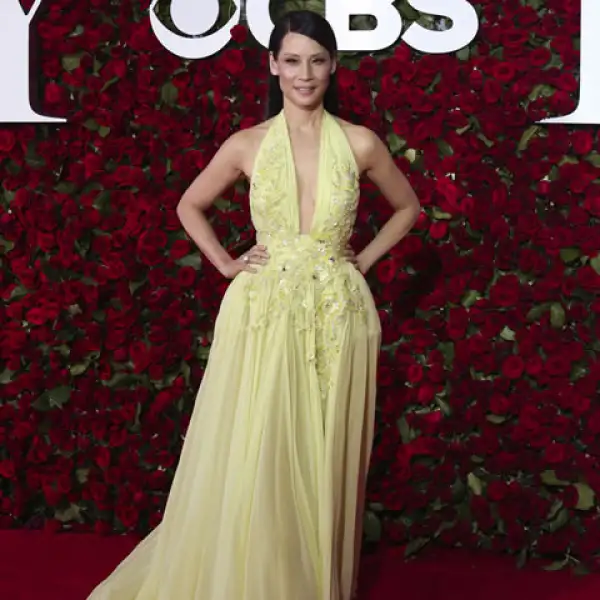 Lucy Liu llevó un vestido amarillo con aplicaciones florales de Zuhair Murad Couture y joyería de Lorraine Schwartz.