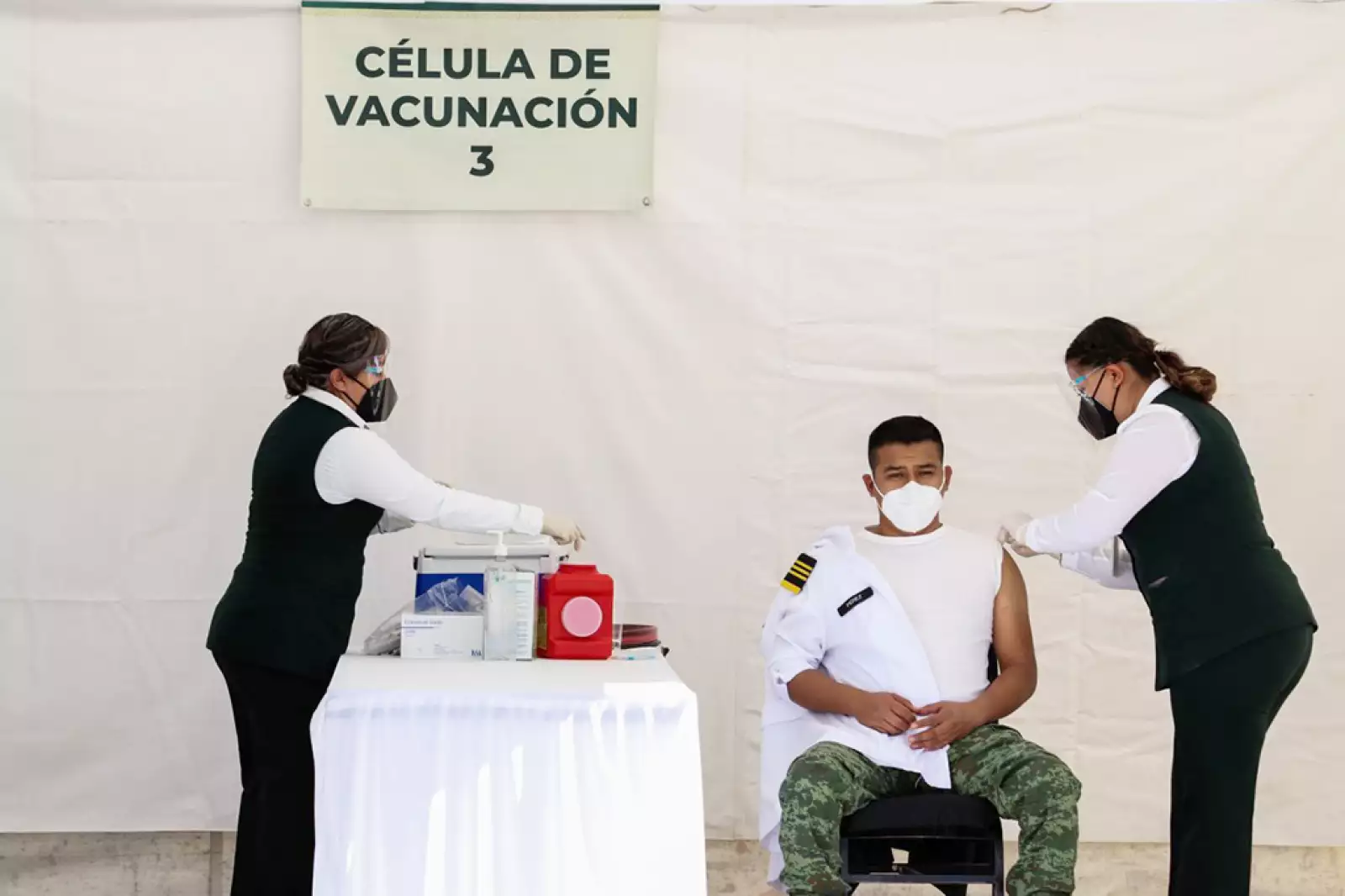 Aplicación de la vacuna contra covid-19 en el 69 Batallón de Infantería del estado de Coahuila.