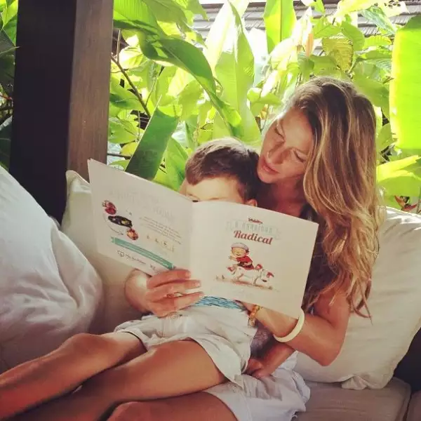 Leyendo un libro a Benjamin.