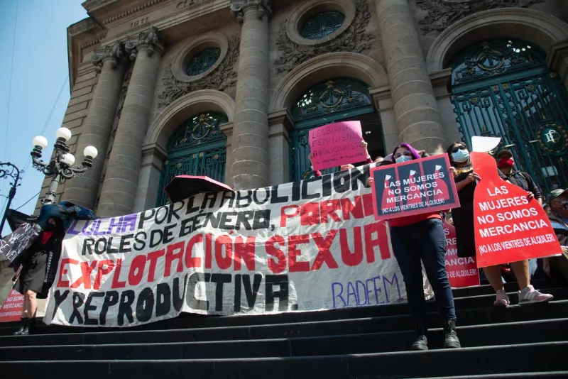 Colectivos feministas se manifestaron al exterior del Congreso de la Ciudad de México para expresar su rechazo a las iniciativas que buscan reconocer la maternidad subrogada como derecho y regularla como práctica médica sin fines de lucro.