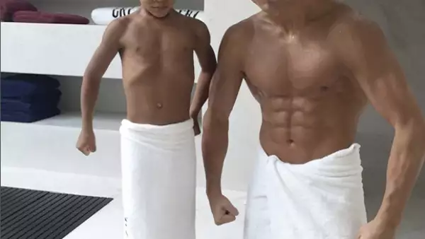 El mini-me de la estrella del fútbol posa de la misma manera que su padre y él mismo lo describe como 'Like father like son'.