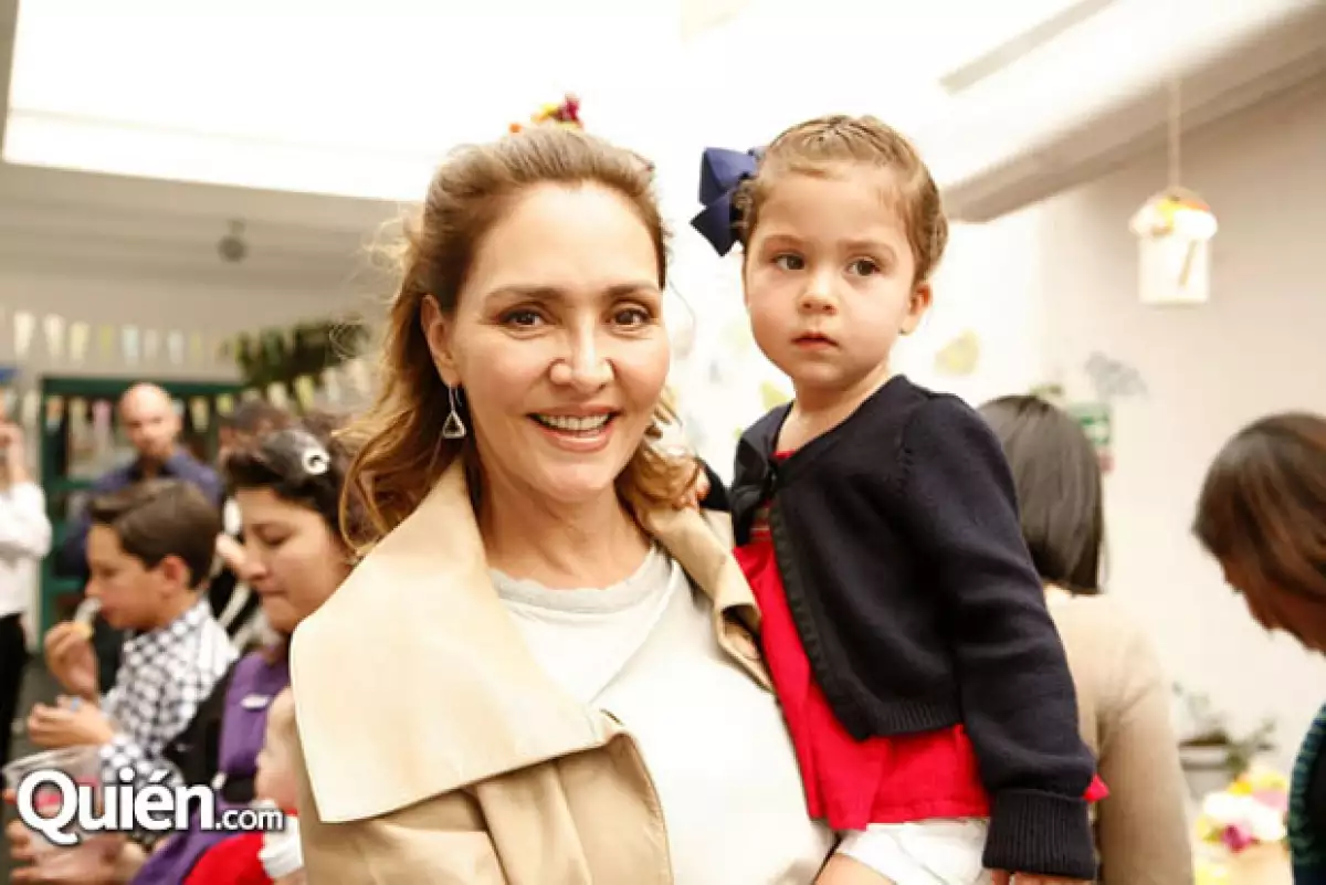 Angélica Fuentes y su hija Valentina, quien viajó con ella a Estados Unidos, lo mismo que su hermanita Mariaignacia Vergara.