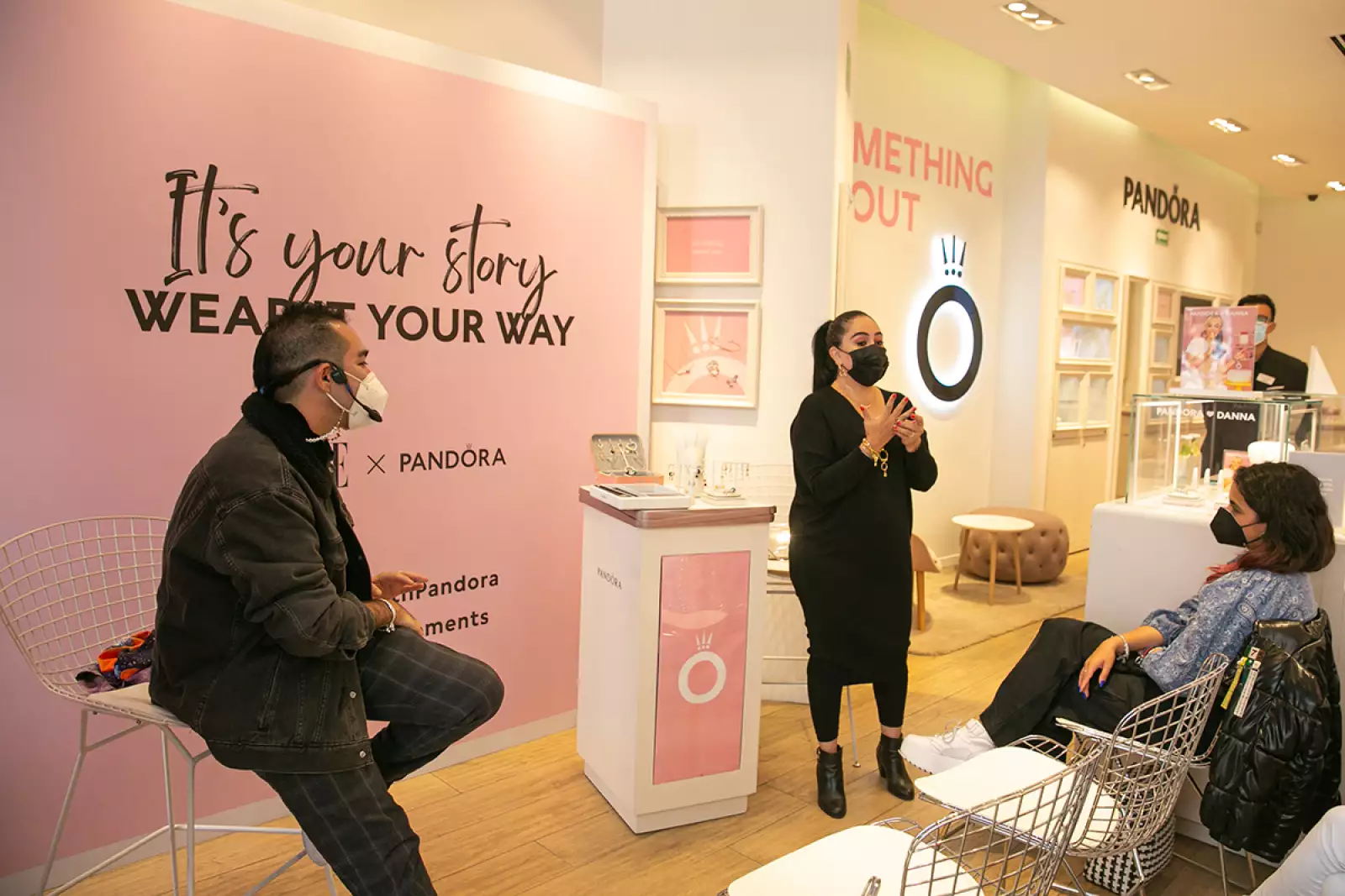 Personas frente a una audiencia en Pandora Mundo E