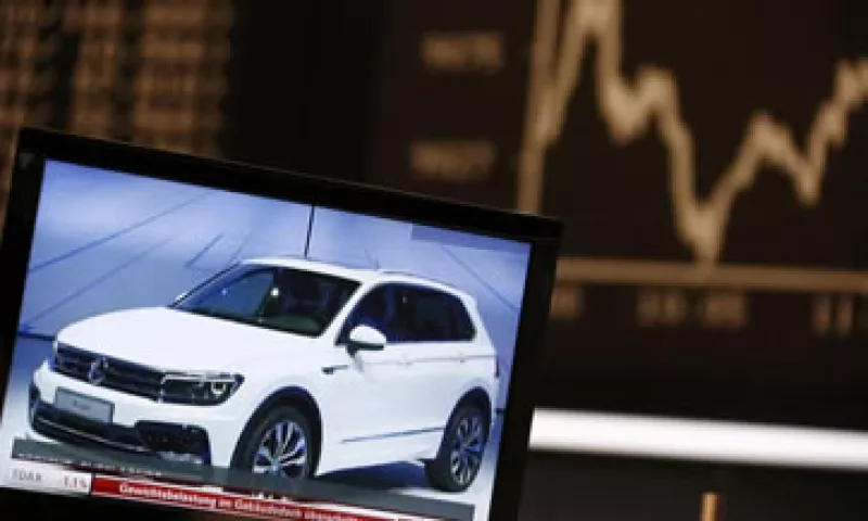 Las acciones de Volkswagen se desplomaron este lunes más de 20%, la peor caída intradiaria de su historia. (Foto: Reuters )