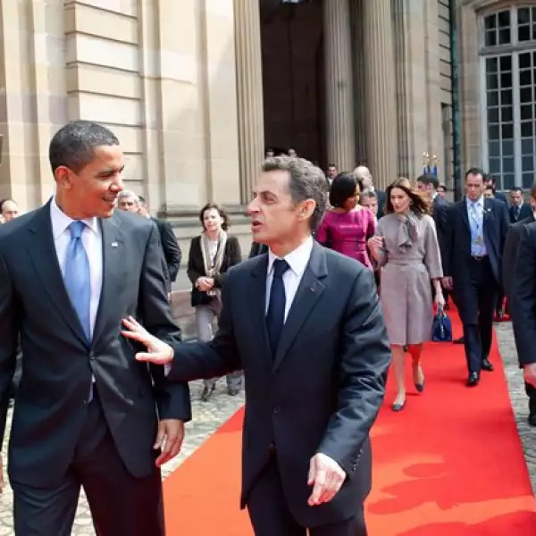 Obama camina junto al presidente francés, Nicolás Sarkozy, después de su encuentro en Strausbourg, Francia.