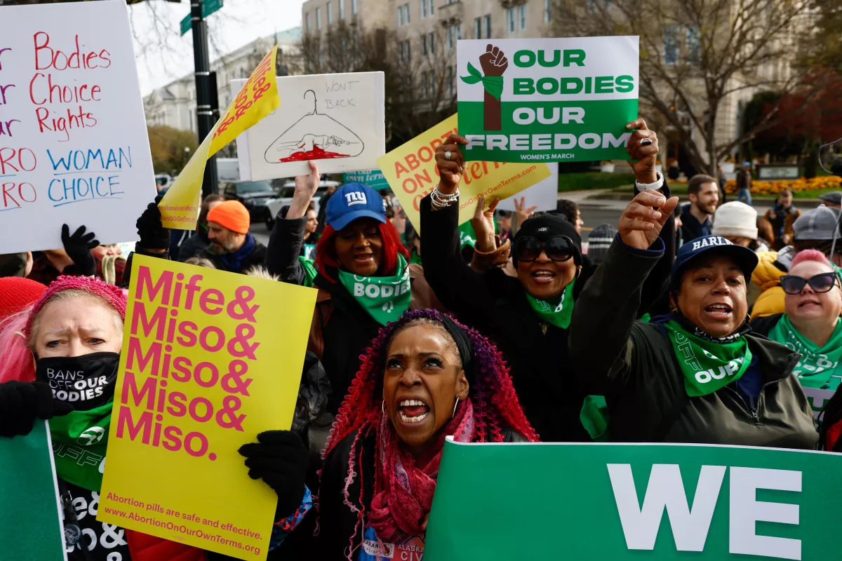 Los manifestantes por el derecho al aborto protestan fuera de la Corte Suprema de los Estados Unidos mientras los jueces escuchan argumentos orales en un intento de la administración del presidente Joe Biden para preservar un amplio acceso a la píldora abortiva, en Washington, Estados Unidos, el 26 de marzo de 2024.