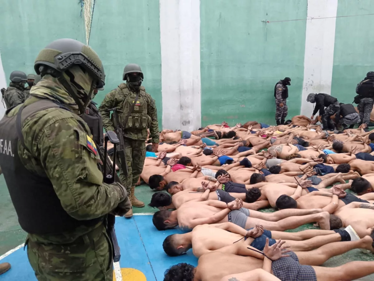Los prisioneros yacen restringidos, atados con cremalleras por la policía y las fuerzas armadas, durante una operación que se dice que está en la prisión de Turi para recuperar el control de la prisión, en Cuenca, Ecuador, dada el 14 de enero de 2024 en esta imagen obtenida de las redes sociales.