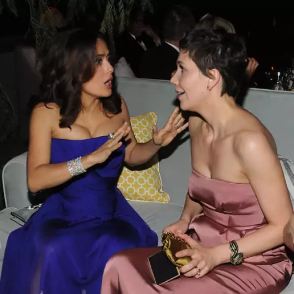 Salma Hayek y Maggie Gyllenhaal se la pasaron platicando toda la fiesta.