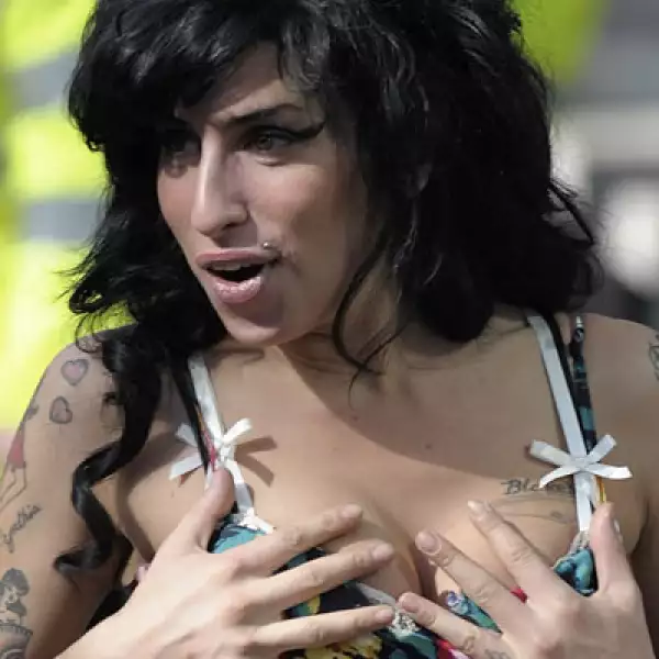 La ganadora de varios premios Grammy, famosa por su abultada cabellera negra y un comportamiento errático dentro y fuera del escenario, fue hallada muerta en su casa de Camden, en el norte de Londres.