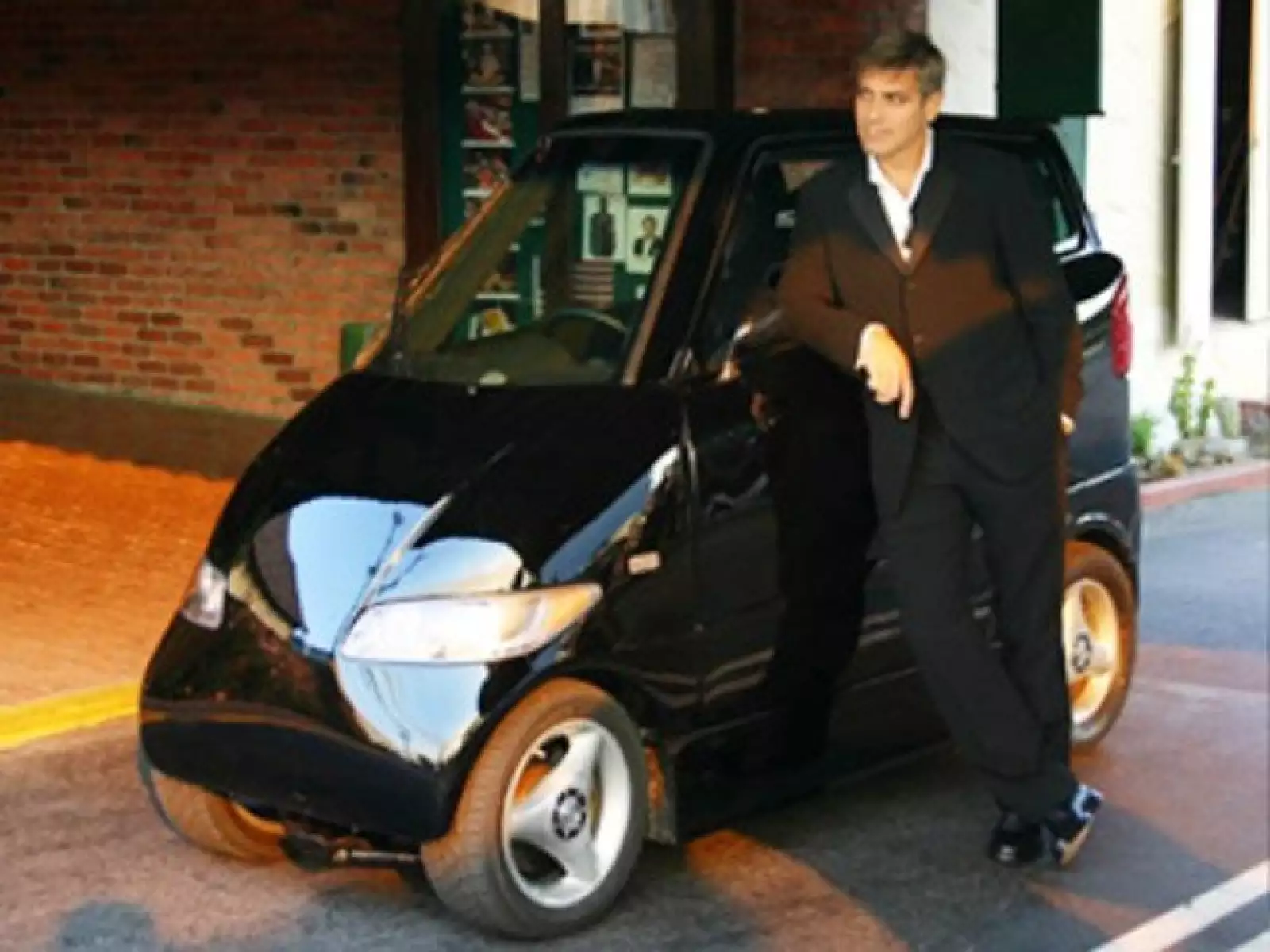 George Clooney encontró ser divertido y tener conciencia ecológica, por lo cual el actor compró un Tango, coche eléctrico y de dos ruedas.