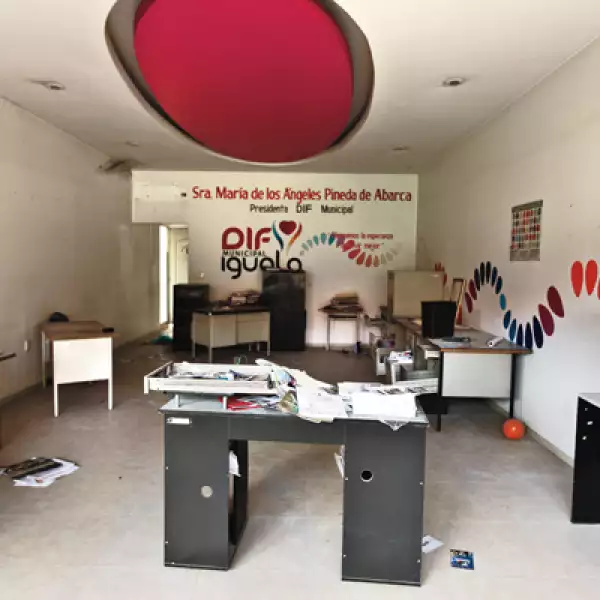 Después del incendio del Palacio, algunos pobladores entraron y robaron el mobiliario.