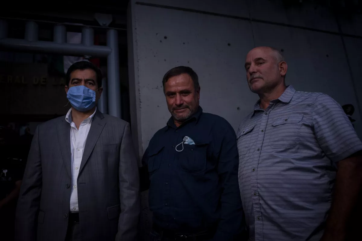 Lenzo Widmar y Adrián LeBarón, familiares de las víctimas de la matanza ocurrida a finales del año pasado en el estado de Sonora, al término de una reunión con autoridades de la Subprocuraduría Especializada en Investigación de Delincuencia Organizada. Adrián LeBarón estuvo acompañado de su esposa Loreta LeBarón y de su suegro Kenny Miller.