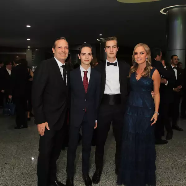 Eduardo, Rodrigo y Eduardo Vázquez con Mónica Balcazar