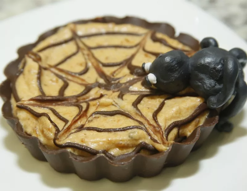 Gabriela de la Cabada, Marcela Valencia, Belinda Murada y Paola Camargo ayudaron a sus pequeños a preparar un pastel en forma de telaraña y una bebida para vampiros, recetas de la chef Linda Cherem.