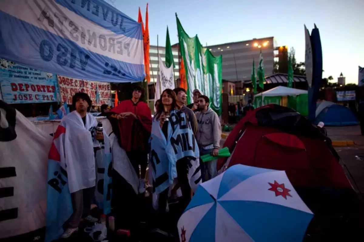La presidenta de Argentina se operó hoy en Buenos Aires debido al cáncer de tiroides que padece. Muchos simpatizantes acudieron a las afueras del hospital para apoyarla.