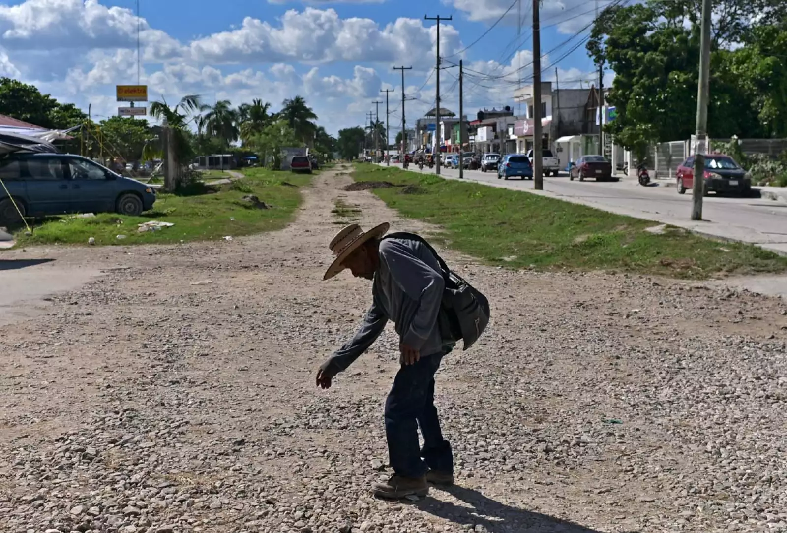 Un hombre camina por la zona en la que se encontraban las vías del viejo ferrocarril en Candelaria, Campeche. 