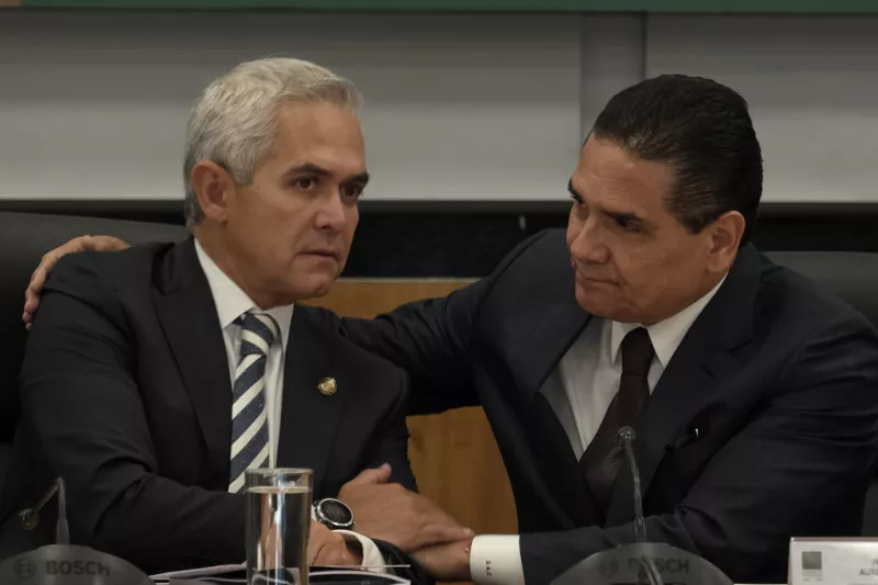 El senador Miguel Ángel Mancera; y Silvano Aureoles Conejo, gobernador de Michoacán, durante la reunión plenaria del PRD.