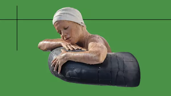 Foto de una escultura hiperrealista de Rizzoli de una niña con la cabeza cubierta y tomándose con fuerza de un salvavidas.