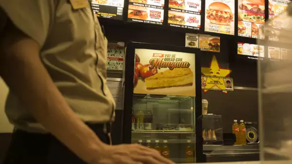 MÉXICO, D.F., 01ENENRO2015.- Información de la pagina de la Secretaria del Trabajo y Previsión Social. El Consejo de Representantes de la Comisión Nacional de los Salarios Mínimos acordó otorgar un aumento general a los salarios mínimos de las dos áreas geográficas para el 2015 de 4.2 por ciento.
Los nuevos salarios mínimos legales que regirán a partir del primero de enero de 2015 son los siguientes: área geográfica “A”, 70.10 pesos diarios y área geográfica “B”, 66.45 pesos diarios. 
FOTO: ISABEL MATEOS /CUARTOSCURO.COM