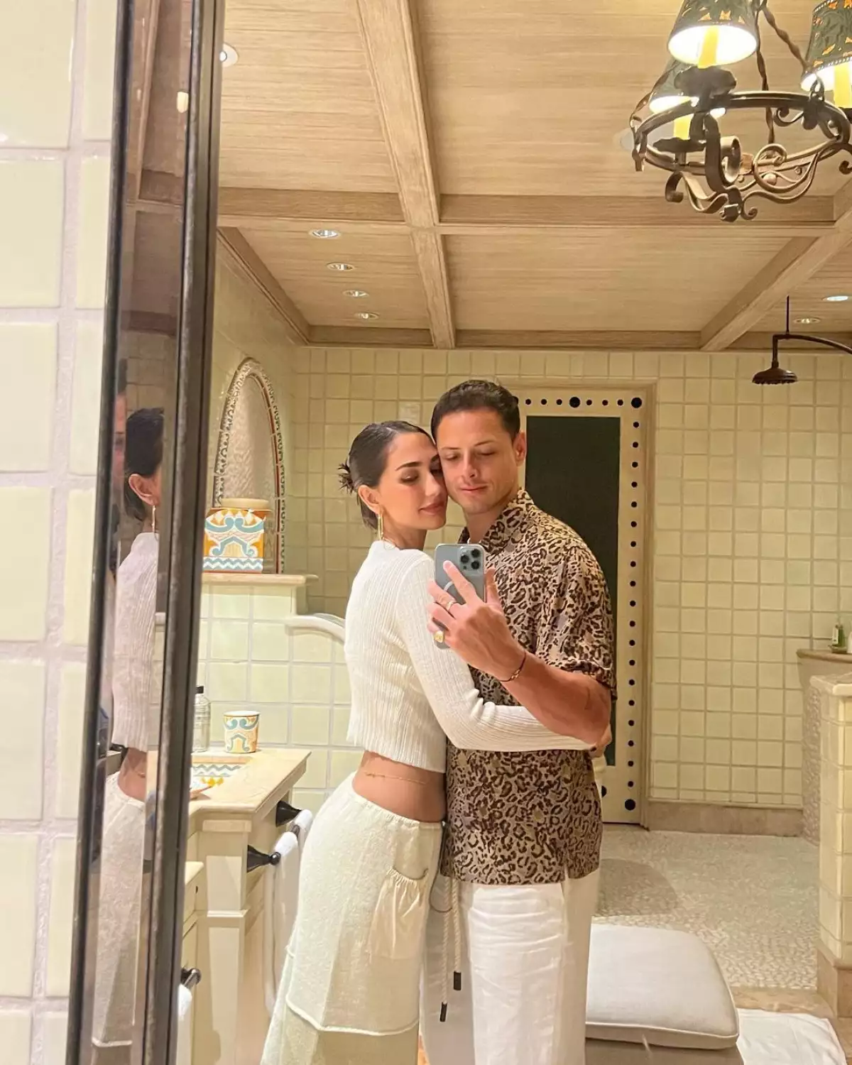 Chicharito Hernández comparte fotos con su novia de su fin de semana en Los Cabos