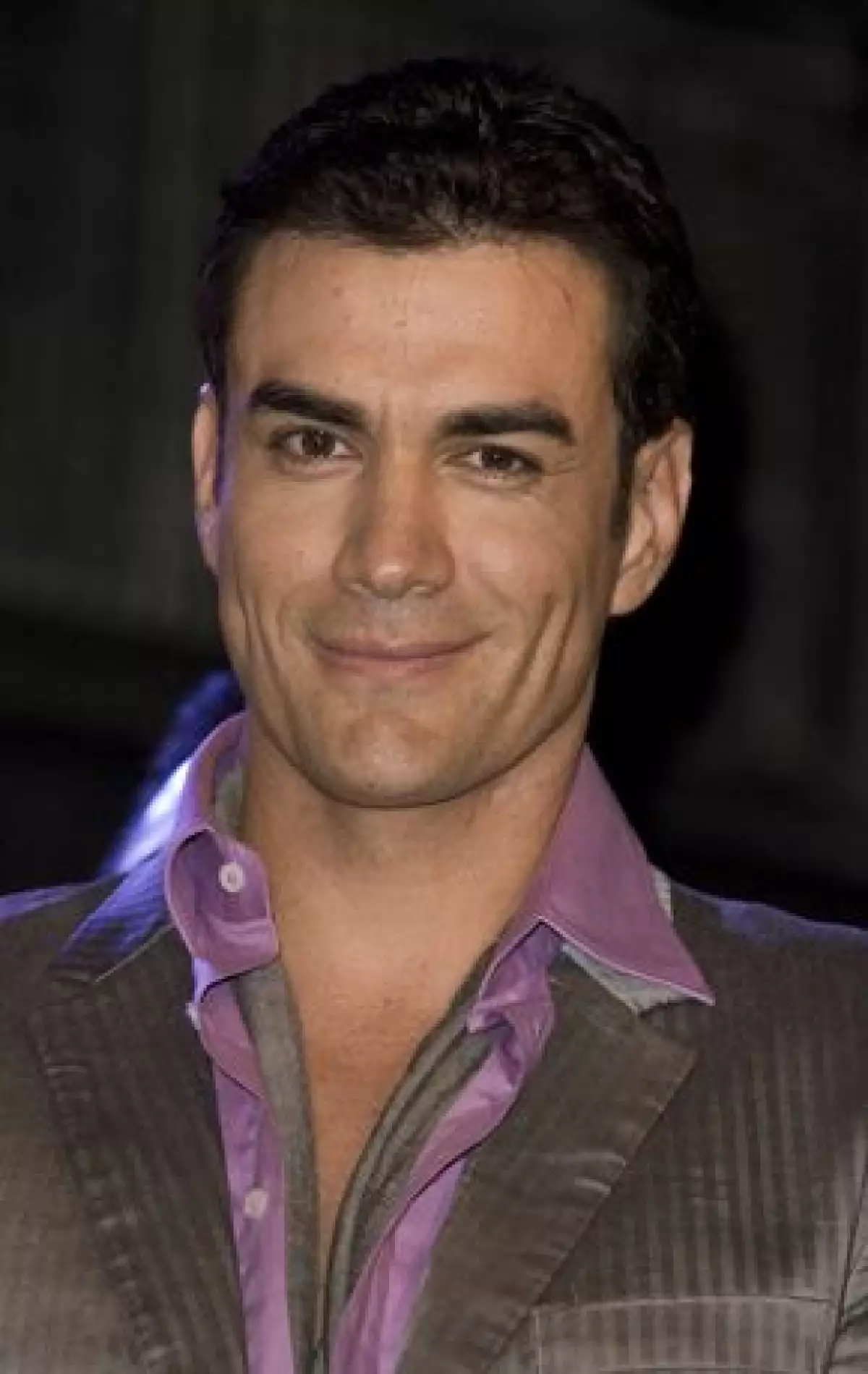 El actor fue sorprendido por parte del elenco de la telenovela, además de cantarle las mañanitas le obsequiaron un pastel de cumpleaños