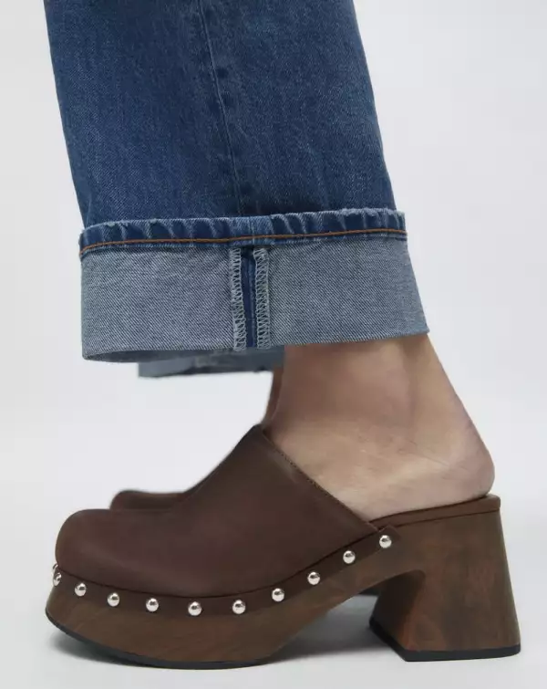 Zapatos zuecos de mujer en color cafe con remaches en color plata. 