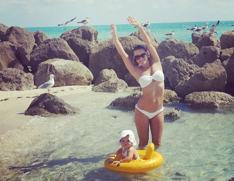 Erin disfruta de las playas de Miami junto a su mami, quién tiene tres meses de embarazo.
