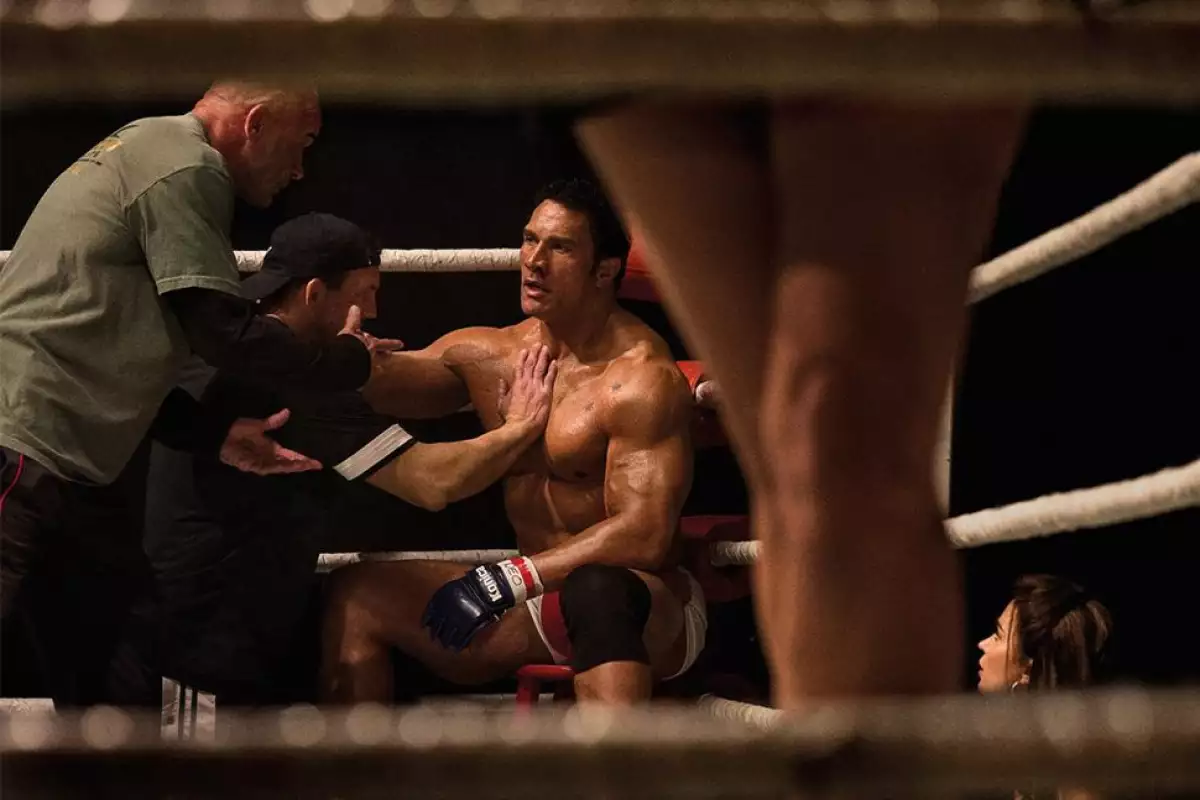Foto de La Roca Dwayne Johnson en una escena de la película de 2025 de The Smashing Machine.