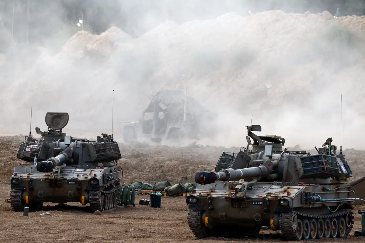 Las unidades de artillería móvil israelíes se paran cerca de la frontera entre Israel y Gaza, en Israel el 16 de septiembre de 2025.
