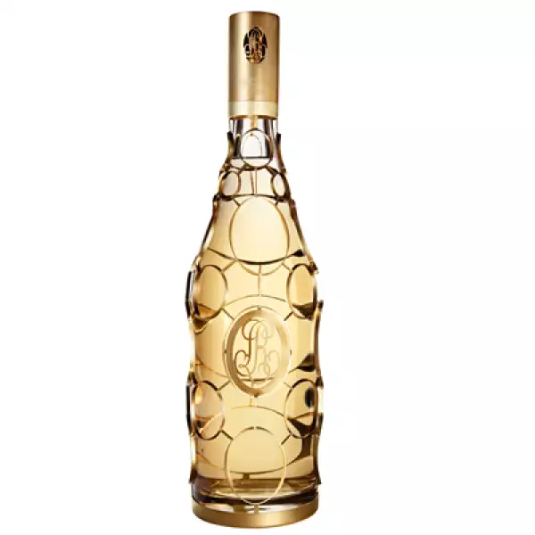 En la botella de cristal destaca el entramado de oro de 24 quilates y el emblemático medallón con el sello Louis Roederer.