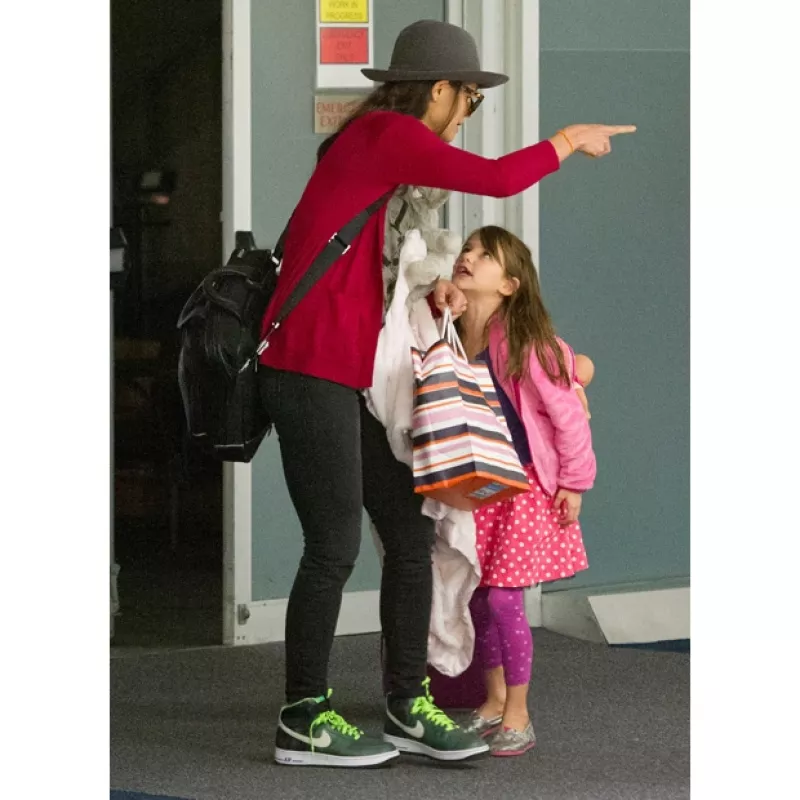 Madre e hija fueron captadas a su llegada a Los Ángeles mantiendo una acalorada discusión, y esta vez la actriz no dudó en reprender a su hija, quien parecía no querer acatar las órdenes de su mamá.