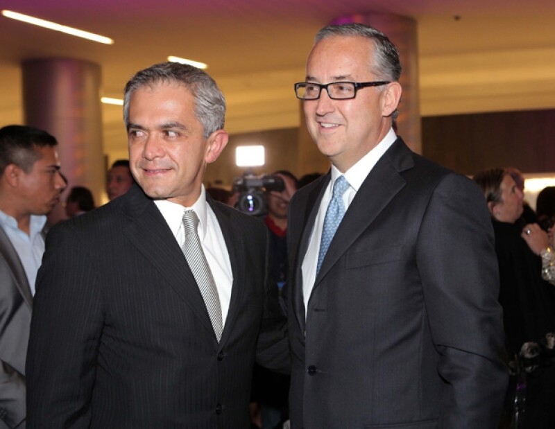 Miguel Ángel Mancera, candidato del PRD al gobierno capitalino, y Guillermo Salinas Pliego, presidente de grupo Avalanz.