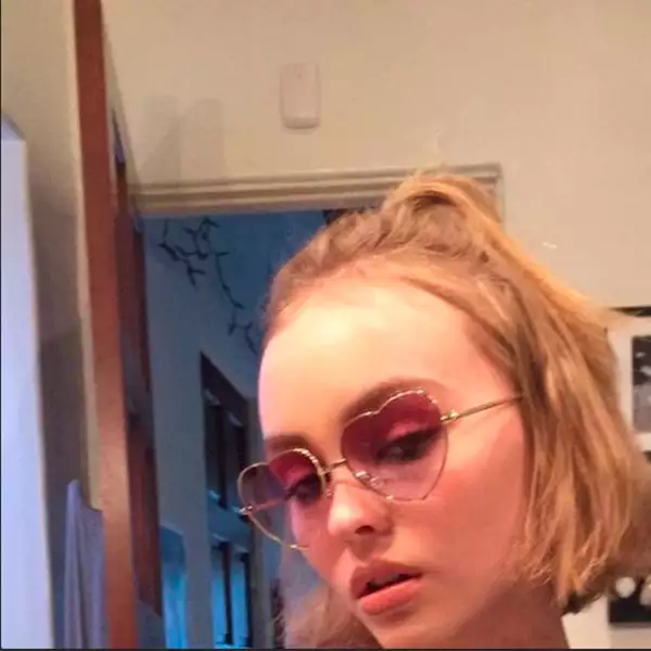 Revistas de moda de todo el mundo le vaticinan un gran futuro e incluso no dudan en que se convierta pronto en una musa de Chanel, tal como ocurrió con su mamá.