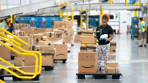inician los despidos de empleados y recortes masivos en Amazon