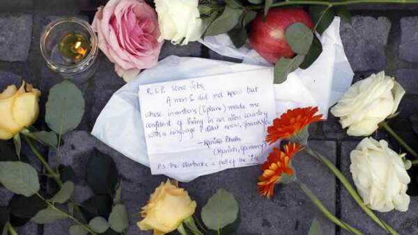 “Un hombre que no conocí pero cuyos inventos (iPhone) me dieron confianza de vivir en un país extranjero, con un idioma que no conocía. Gracias” dice un mensaje desde Munich.