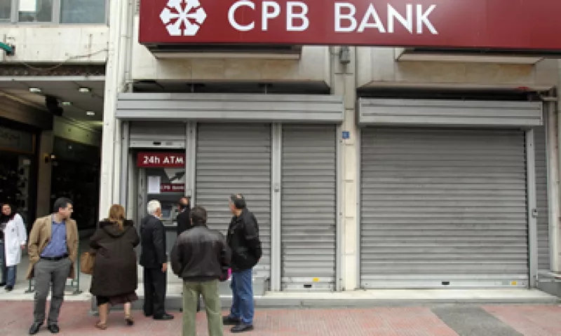 Las medidas protegerían a los depósitos bancarios menores a 100,000 euros. (Foto: AP)