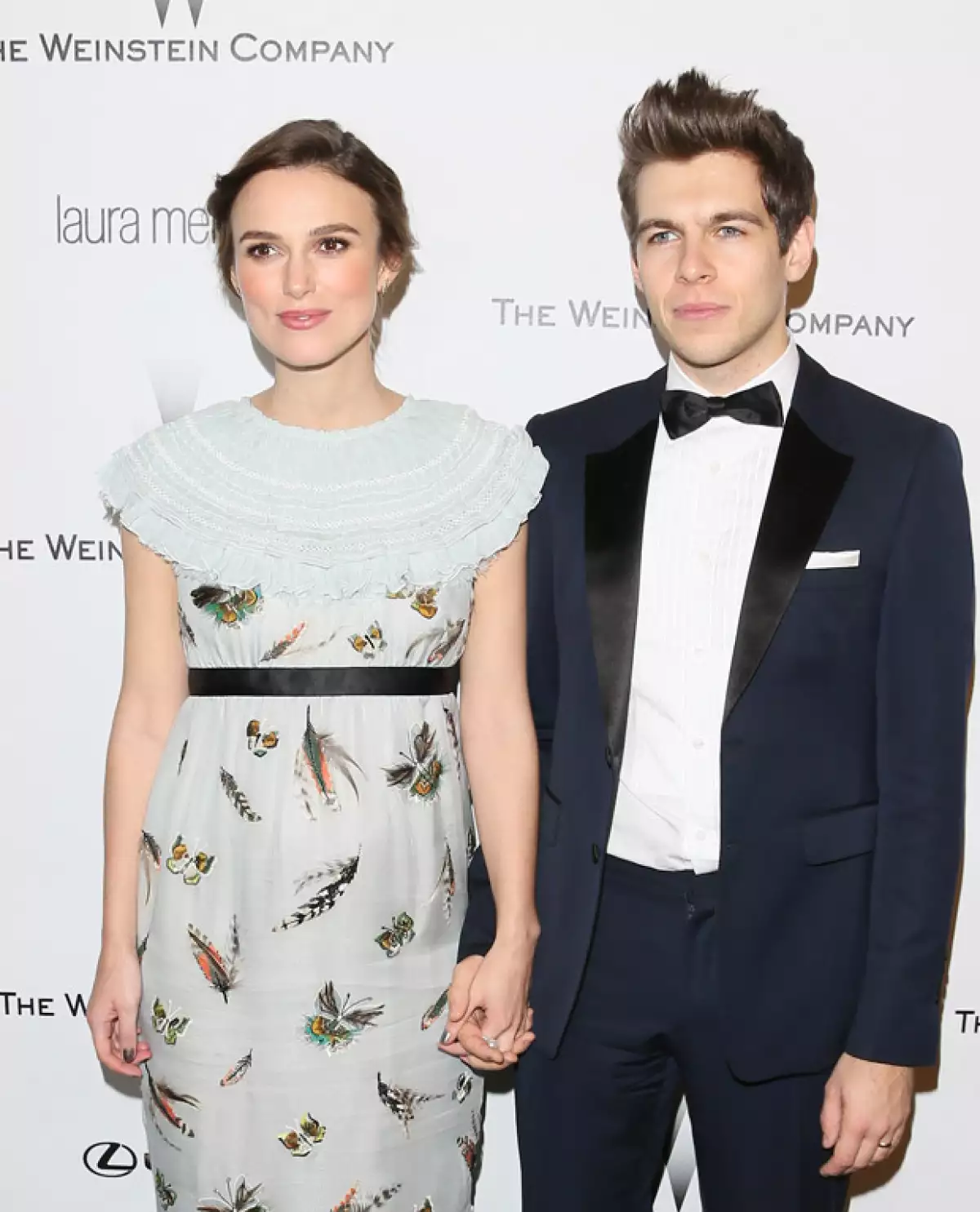 Keira Knightley corrió al baño de mujeres, colándose entre la multitud, y es que parecía no poder contener las ganas de entrar al tocador.