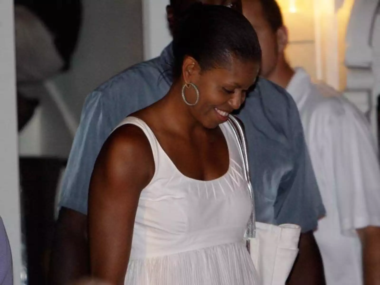 Michelle Obama saliendo del café The Sweet Life.