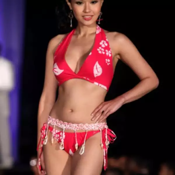 Rachel Kum, de Singapur, en un coqueto bikini rojo con un cinturón adornado con pequeños caracoles.