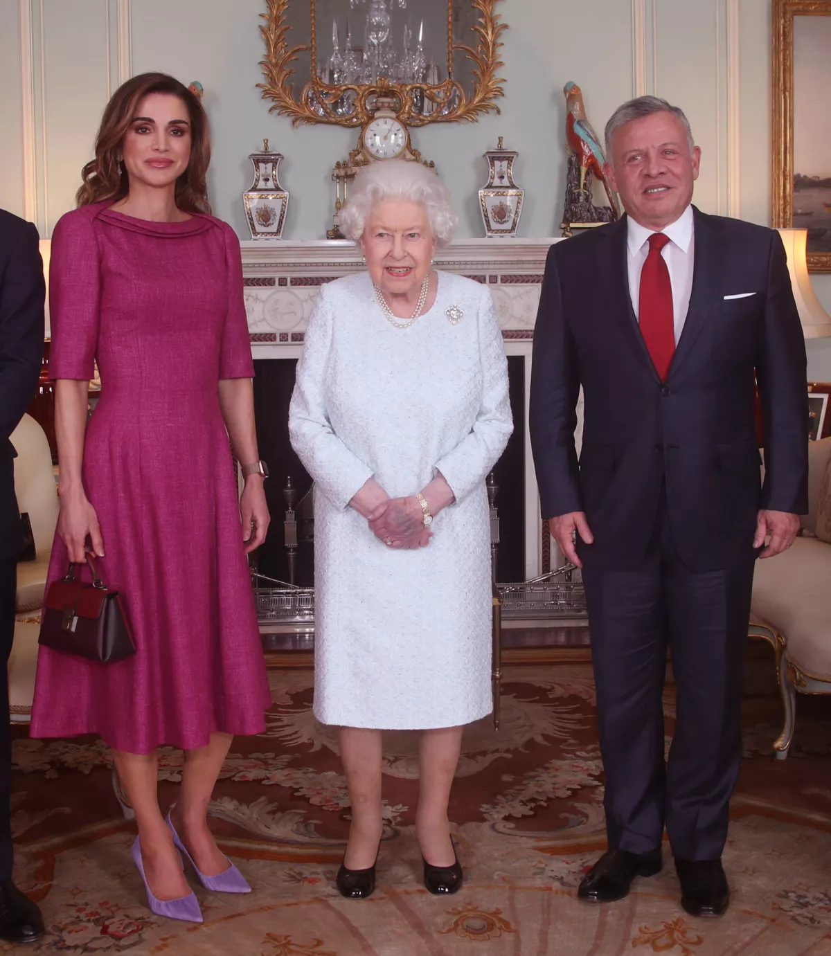 La reina Rania, Isabel II y el rey Abdalá II de Jordania