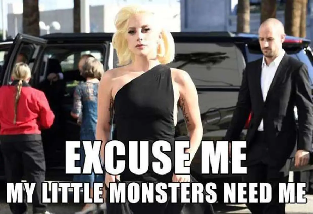 Lady Gaga, ni siquiera por lucir espectacular con su outfit negro, dejó de ser víctima de los memes.