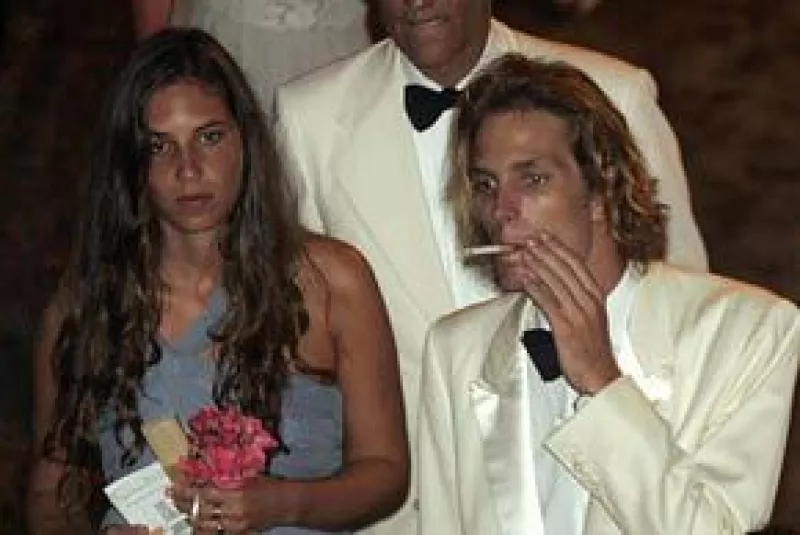 El empresario Julio Mario Santo Domingo Braga murió en Nueva York de una enfermedad no precisada. La novia de Andrea Casiraghi, hijo de la princesa Carolina de Mónaco, no asistió al baile de la Rosa.