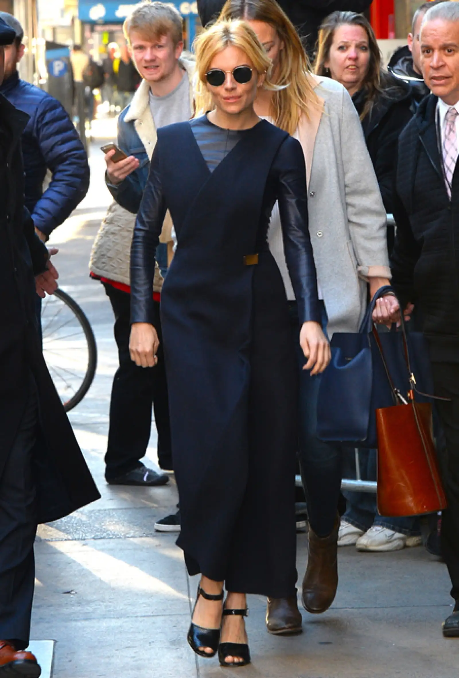 Nos encanta lo vanguardista de este look que se conforma de un overall con un cuello de tortuga de piel. La actriz lo complementó con tacones chunky.