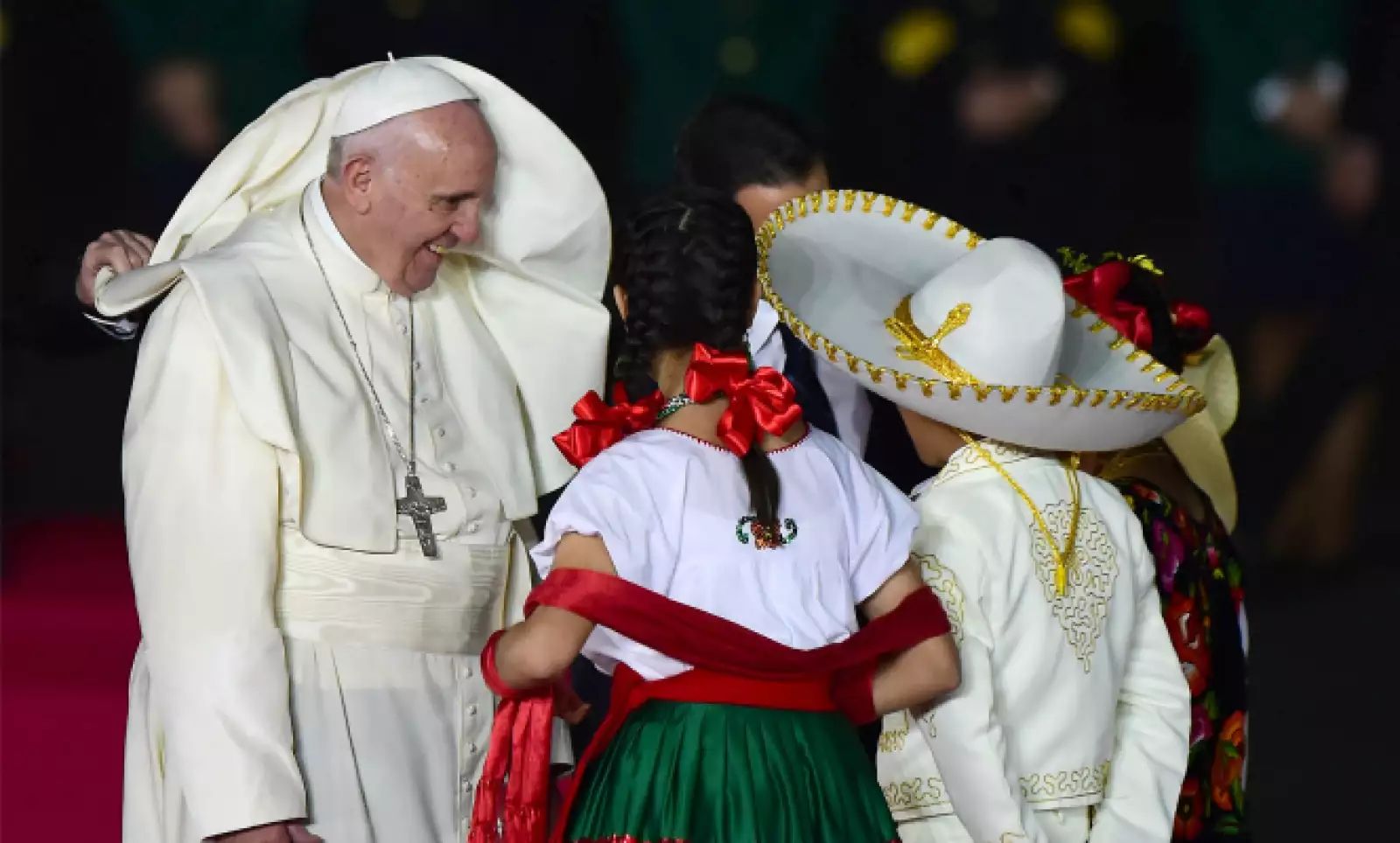 El papa recibió una caja con un puñado de tierra de cada una de las 32 entidades de la República.
