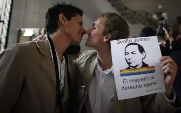 Miembros de la comunidad gay dijeron que las denuncias penales son por las declaraciones homofóbicas que ambos realizaron.